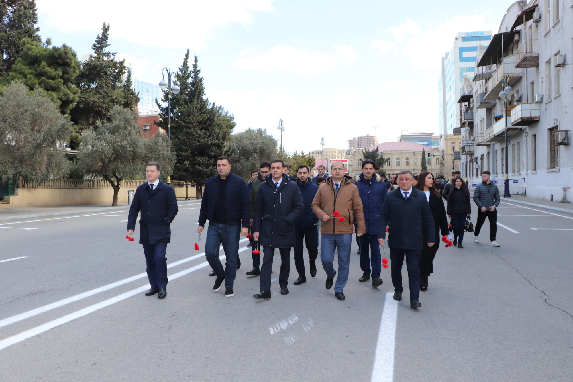 Xocalı faciəsinin 32-ci ildönümü ilə əlaqədar “Azərbaycan Sənaye Korporasiyası” ASC, “Azəralüminium” MMC və “Azərpambıq ASK” MMC-nin kollektivi “Ana harayı” abidəsini ziyarət ediblər