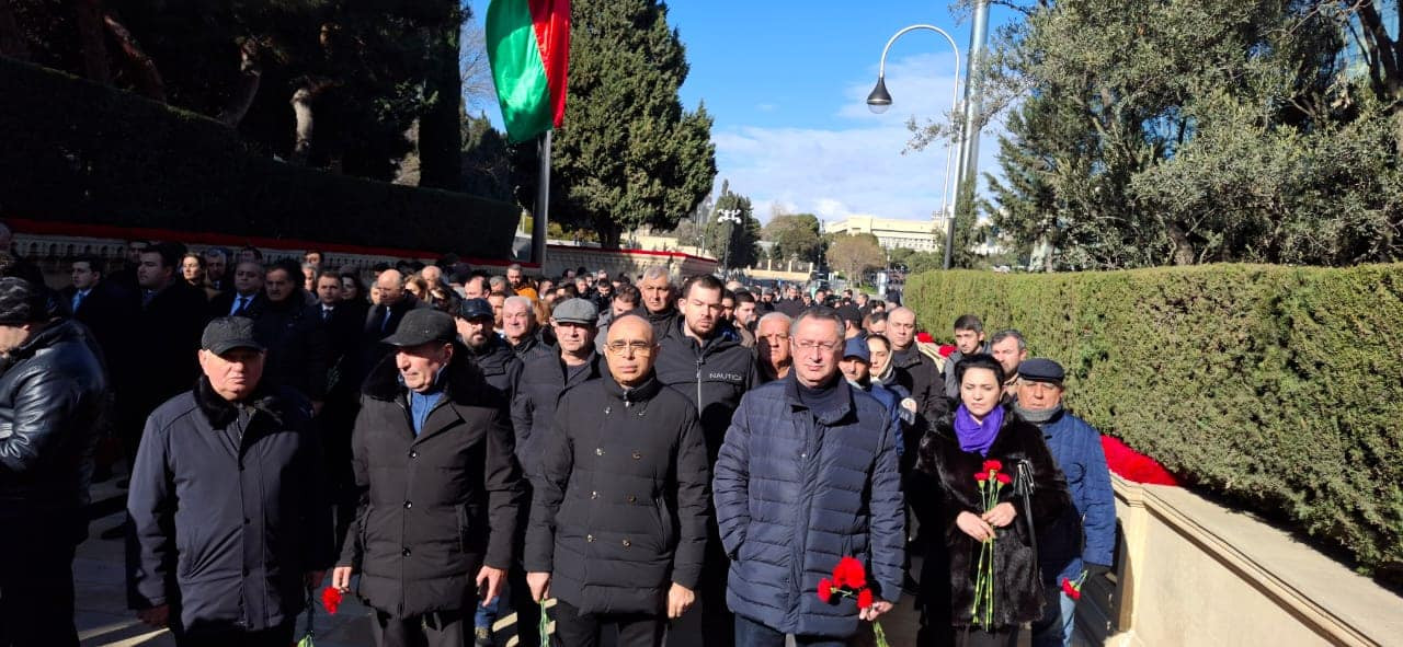 "Azərpambıq Aqrar Sənaye Kompleksi" Məhdud Məsuliyyətli Cəmiyyətinin kollektivi  Şəhidlər Xiyabanını ziyarət edib